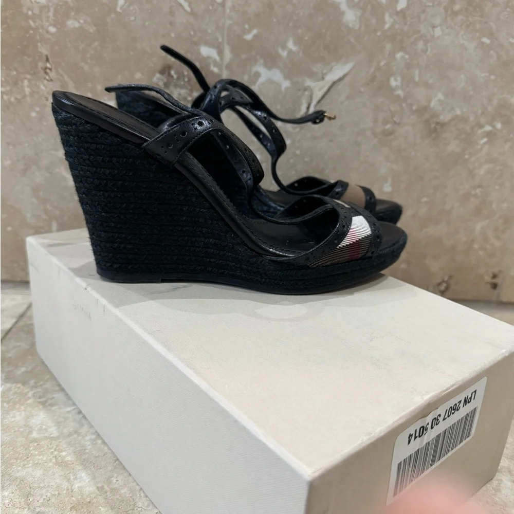 Burberry Black and Cream Heels Sophisticated Design - Picture 3 of 10